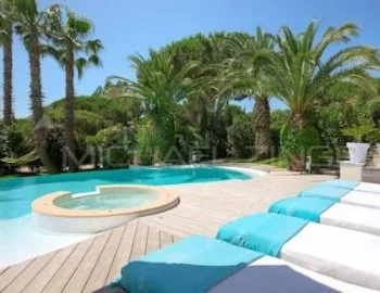 Foto de la bañera de hidromasaje en la Villa con vistas al mar.