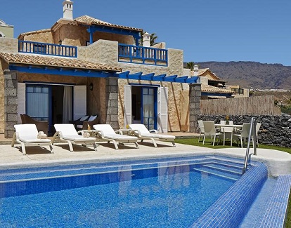 Villa con piscina privada en Hotel Suite Villa María de Adeje en Tenerife donde puedes disfrutar con un grupo de amigos de toda una villa para tí y tener tu propia piscina.