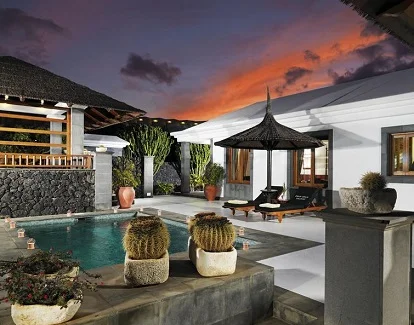 Impresionante villa con piscina privada en el hotel Meliá Salinas de Costa Teguise en Tenerife. Villas de lujo con piscina privada.