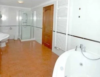 La Villa de 6 dormitorios con jacuzzi privado para estancias románticas.