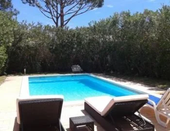 Bañera de hidromasaje en la Villa con piscina privada.