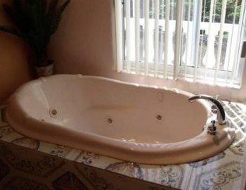 Bañera de hidromasaje para disfrutar en pareja en la Villa con piscina privada.