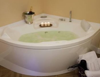 Interior de la Suite con bañera de hidromasaje donde encontrarás un jacuzzi para relajarte con tu pareja.