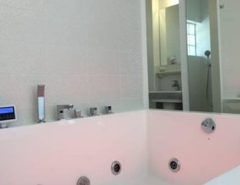 Jacuzzi privado en la Casita de Campo con bañera de hidromasaje.