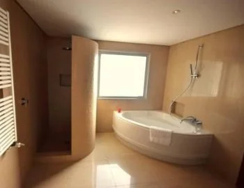 Jacuzzi privado en la Villa con piscina privada.
