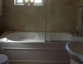 Bañera de hidromasaje para disfrutar en pareja en la Villa con piscina privada.