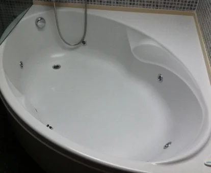 Foto de la la Habitación Doble Superior con bañera de hidromasaje - 2 camas donde se encuentra la bañera de hidromasaje.