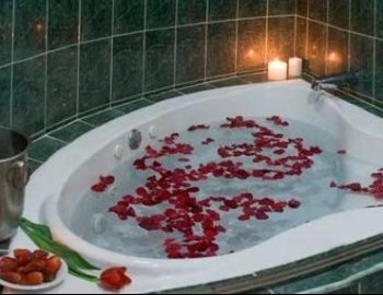 La Suite con cama extragrande y bañera de hidromasaje perfecto para disfrutar de una noche romántica.