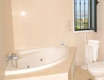 Foto del interior de la Villa de 4 dormitorios con piscina privada.