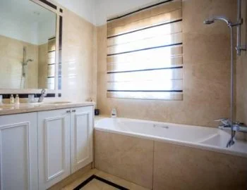 Foto y detalle de jacuzzi en la Suite.