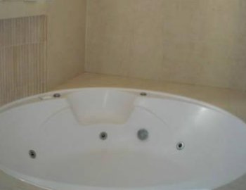 La Habitación Doble Superior con bañera de hidromasaje perfecto para disfrutar de una noche romántica.