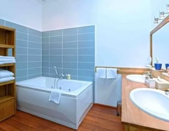 El Apartamento de 2 dormitorios - 14 rue Blanc Dutrouilh y su jacuzzi privado.
