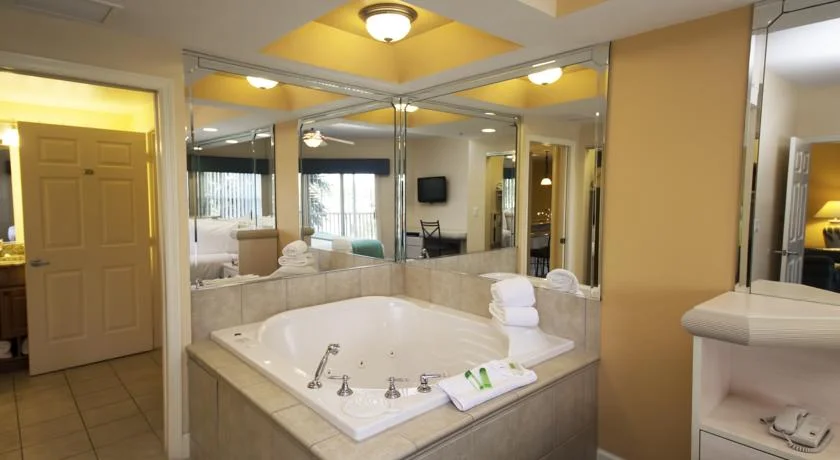 La Villa Grand de 1 dormitorio con jacuzzi privado para estancias románticas.