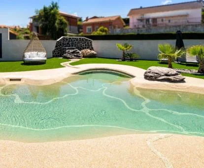 Preciosa piscina de tipo larguna de este establecimiento con encanto.