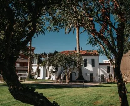 Coqueto hotel boutique rodeado de jardines.