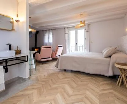 Una de las coquetas habitaciones de este hotel rural solo para adultos.