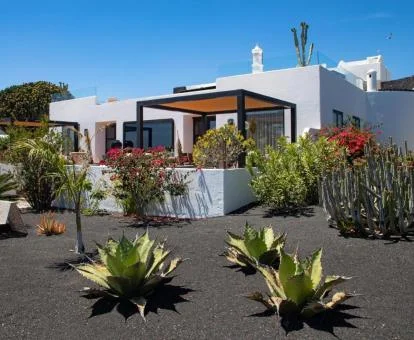 Edificio de este hotel rural rodeado de bellas zonas exteriores.