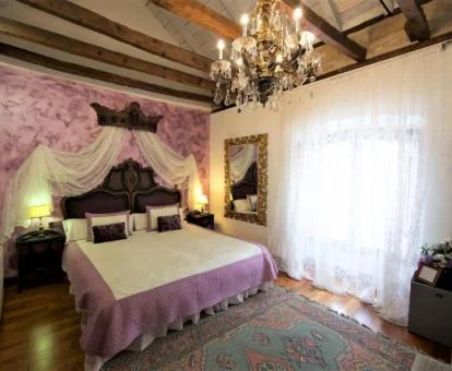 Una de las elegantes habitaciones con decoración romántica de este hotel boutique.
