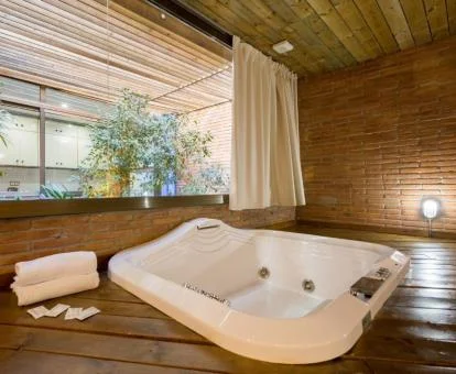 Amplio jacuzzi privado del apartamento superior del establecimiento.