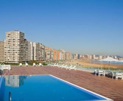 Terraza solarium con piscina y vistas al mar de este hotel con encanto.