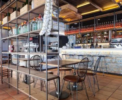 Zona de bar de este hotel con encanto a pie de playa.