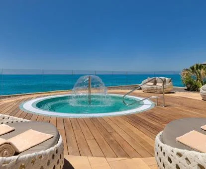 Agradable zona exterior privada con vistas al mar de este hotel romántico.