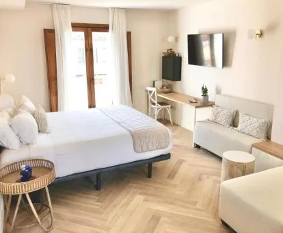 Una de las acogedoras habitaciones dobles con sala de estar de este hotel boutique.