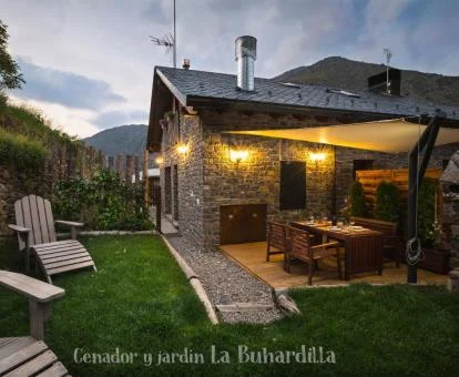 Maravillosa zona exterior privada con terraza y vistas a la naturaleza del apartamento La Buhardilla de este establecimiento.