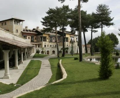 Hermoso edificio de este hotel rural con amplios jardines.