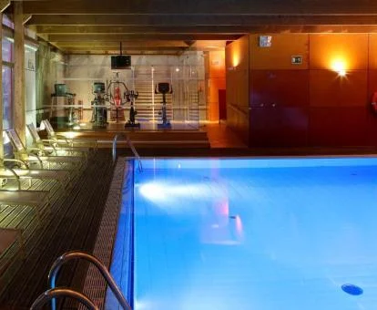 Zona de relajación y piscina interior del spa del hotel.