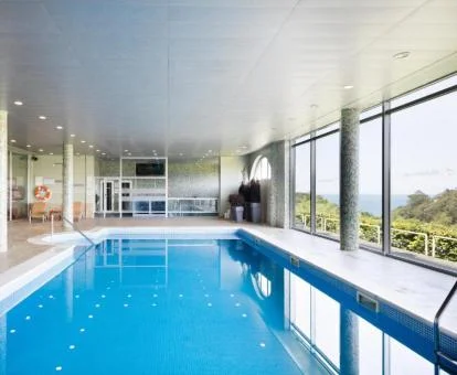 Piscina cubierta con fabulosas vistas del spa del hotel.