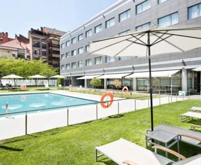 Amplia zona exterior con piscina rodeada de jardín y solarium.