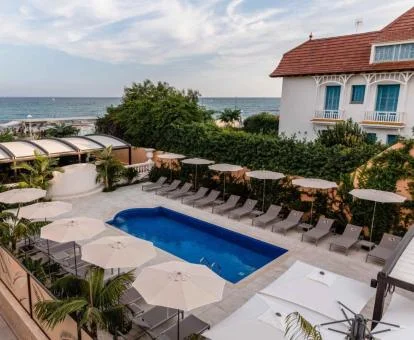 Coqueto hotel boutique con vistas al mar, terraza y piscina exterior.