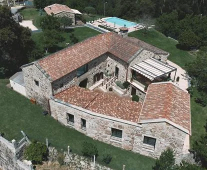 Edificio de este establecimiento rural con piscina.