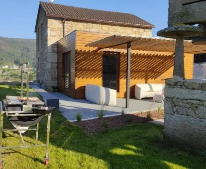 Terraza con mobiliario exterior y zona de barbacoa de esta preciosa casa independiente.