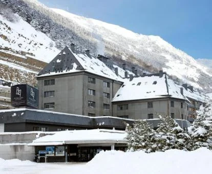 Precioso hotel con encanto en un bello entorno nevado rodeado de montañas.