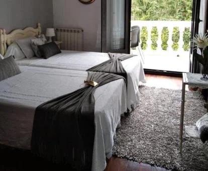 Una de las elegantes habitaciones con terraza privada y vistas al jardín del hotel.