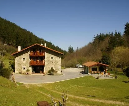 Hotel rural rodeado de amplios espacios verdes para disfrutar de la vida rural.