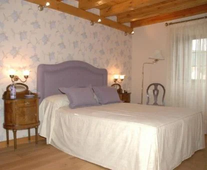Una de las acogedoras habitaciones de estilo tradicional del hotel.
