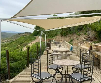 Terraza con comedores y vistas a la naturaleza de este hotel romántico.