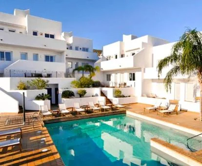 Hotel con encanto con piscina exterior y solarium.