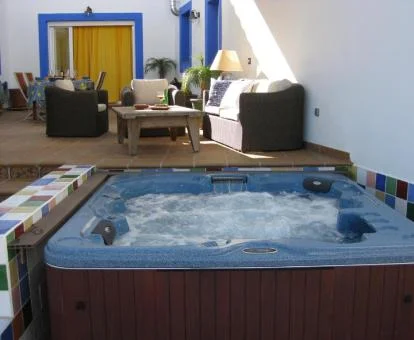 Zona exterior con mobiliario y jacuzzi de este alojamiento rural.