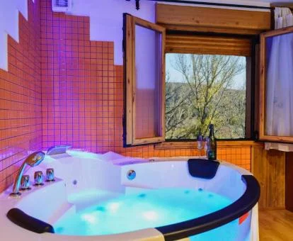 Bañera de hidromasaje privada de este precioso apartamento rural.