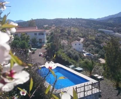 Acogedor alojamiento con piscina exterior y vistas ideal para parejas.