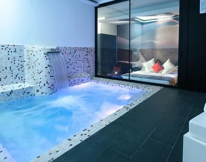 En el hotel Loob tienes habitaciones con jacuzzi privado y con piscina privada. Piscina frente a la cama en la habitación doble con piscina del hotel Loob