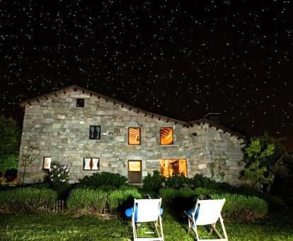 Acogedor hotel rural con zona exterior y habitaciones con jacuzzi.