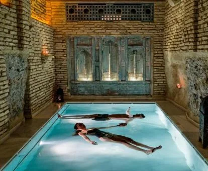 Pareja disfrutando del flotarium de este coqueto hotel.