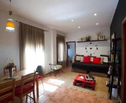 Interior de este coqueto apartamento independiente con piscina comunitaria.