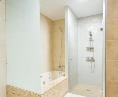 Bañera de hidromasaje privada en el baño del apartamento.