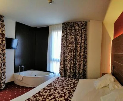 Una de las habitaciones con jacuzzi privado de este hotel boutique.